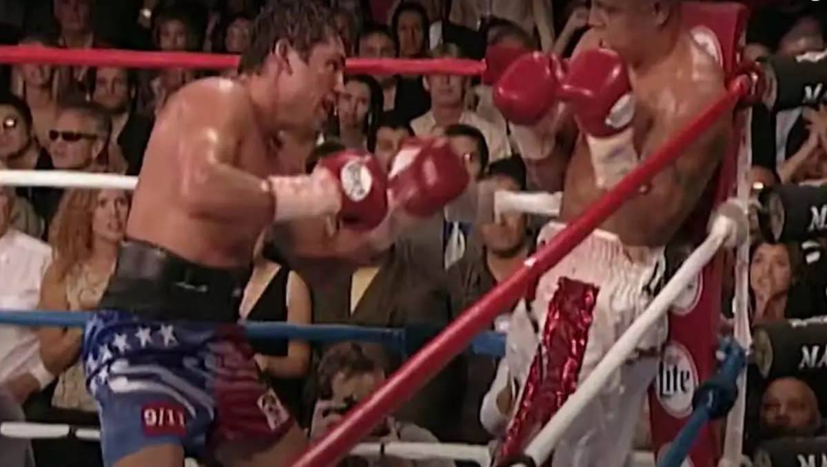 The Golden Showdown: Oscar De La Hoya vs. Fernando Vargas – A Fight for the Ages